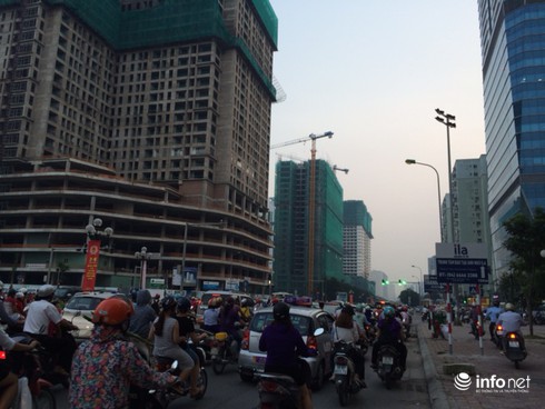 Hà Nội: Đường sá ngày càng tắc nghẹt vì chung cư bủa vây - ảnh 1