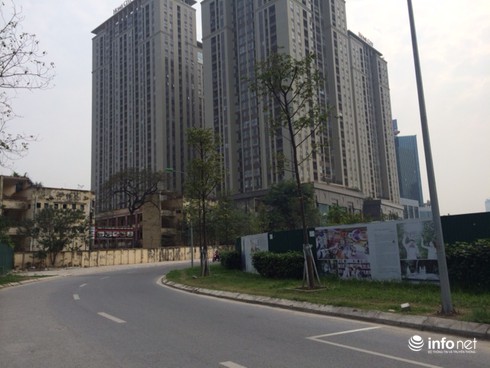 Hy hữu Hà Nội: Chung cư phải... đi nhờ đường ra vào - ảnh 1