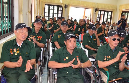 Dành gần 400 tỷ đồng tặng quà cho người có công - ảnh 1