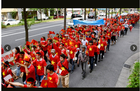 Người Việt tuần hành yêu nước đẹp mắt trên báo Nhật - ảnh 1