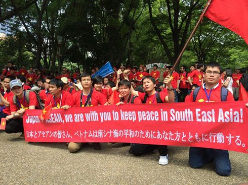 Người Việt tuần hành yêu nước đẹp mắt trên báo Nhật - ảnh 6