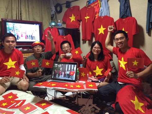 Người Việt tuần hành yêu nước đẹp mắt trên báo Nhật - ảnh 4