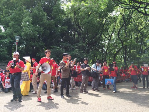 Người Việt tuần hành yêu nước đẹp mắt trên báo Nhật - ảnh 3