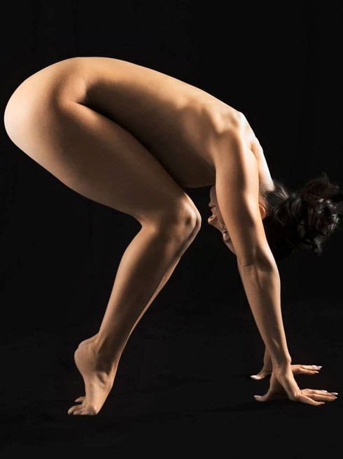 Khỏa thân Yoga: Không chỉ giúp mang về sức khỏe - ảnh 1