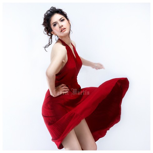 Cô nàng váy đỏ: Phụ nữ ganh ghét, đàn ông mê hoặc - ảnh 1