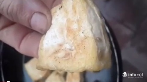 Hãi hùng giòi bò lúc nhúc trong đậu phụ đã rán - ảnh 1