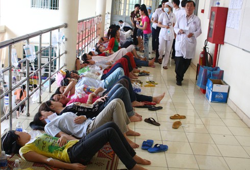 Hàng nghìn công nhân bị ngộ độc mỗi năm, trách nhiệm thuộc về ai? - ảnh 1