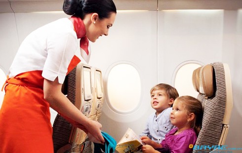 Trẻ em đi máy bay - những lưu ý mẹ cần biết - ảnh 1