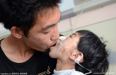 Con nhiễm lỵ amip, đau bụng triền miên vì mẹ nhai cho ăn cơm - ảnh 1