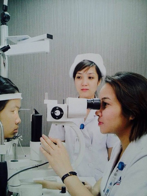 Bố mẹ chủ quan, để ti vi, ipad “cướp” mất đôi mắt con trẻ - ảnh 1