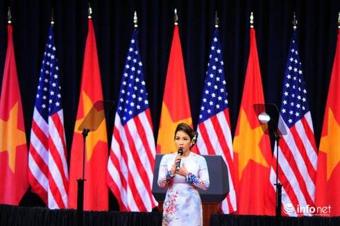 Ca sĩ Mỹ Linh nói gì khi bị chê hát Quốc ca chào đón Tổng thống Obama? - ảnh 1