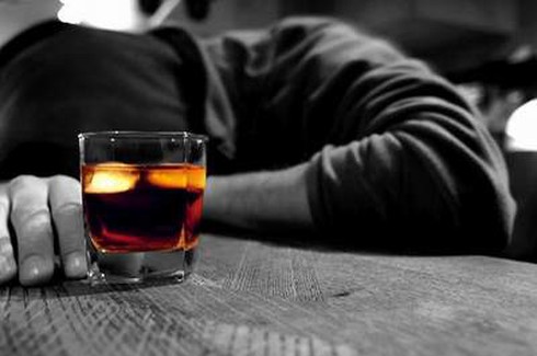 Ngày nào cũng nếm rượu, người đàn ông sở hữu hàng triệu tinh binh què quặt - ảnh 1