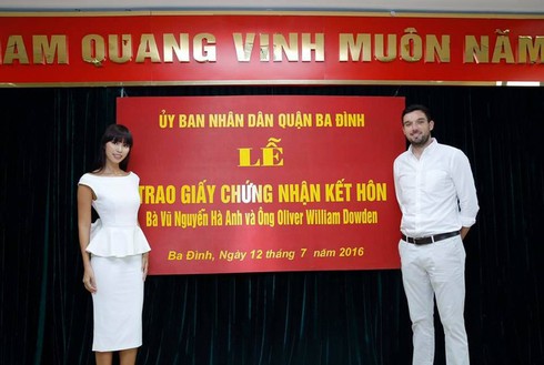 Siêu mẫu Hà Anh tổ chức lễ trao giấy chứng nhận kết hôn vì... luật phải thế! - ảnh 1