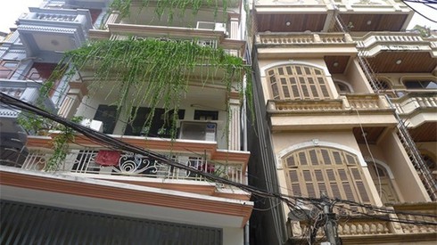 Nhà nghiêng nguy hiểm gây kinh hãi ở Thổ Quan: Di dời khẩn cấp 4 hộ dân liền kề - ảnh 1