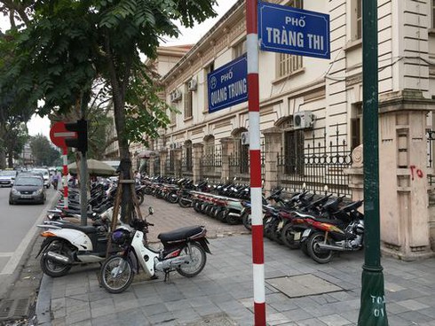 Khách đi bộ quanh hồ Hoàn Kiếm gửi xe ở đâu? - ảnh 1