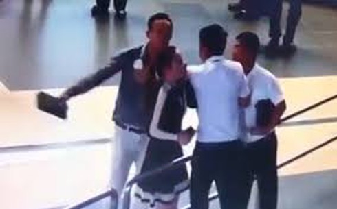 Hà Nội yêu cầu cán bộ vi phạm xin lỗi nữ nhân viên hàng không bị đánh - ảnh 1