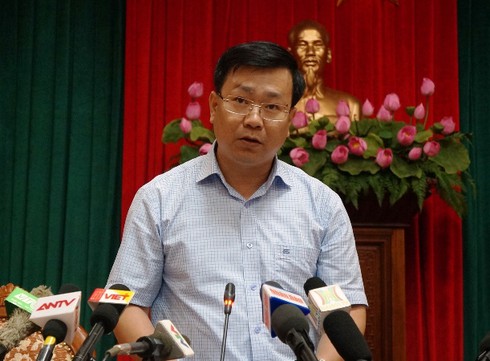 Toàn bộ số cá chết ở hồ Linh Đàm đã được xử lý - ảnh 1