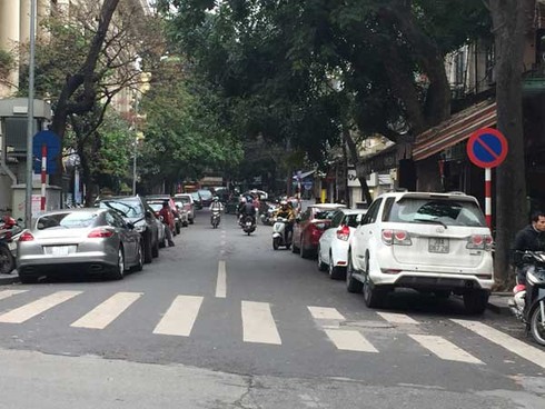 Hà Nội: đề xuất thí điểm dừng, đỗ xe ô tô theo ngày chẵn, lẻ - ảnh 1