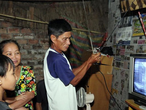 Quảng Ninh lắp đặt 3.233 đầu thu DVB-T2 cho hộ nghèo lân cận vùng tắt sóng - ảnh 1