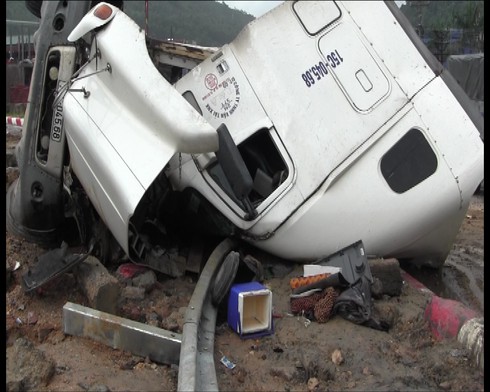 Khẩn trương xử lý nút giao thông khiến hàng loạt container lật đổ - ảnh 1