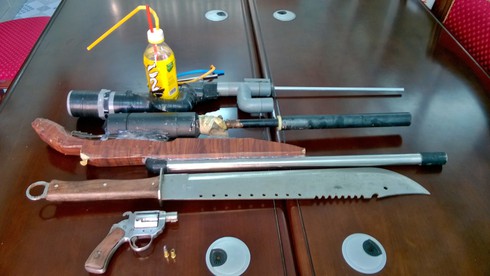 Bắt kẻ ngáo đá, phá kho hàng nóng, đồ tự chế sử dụng ma túy tổng hợp - ảnh 1