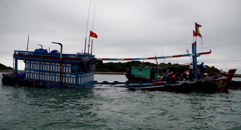 Cứu sống 12 ngư dân gặp nạn do tàu bục đáy - ảnh 1
