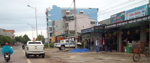 Truy lùng kẻ đâm chết hai người trước quán karaoke lúc rạng sáng - ảnh 1