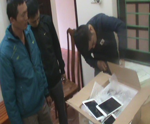 Bắt vụ vận chuyển iPhone, máy tính bảng chuẩn bị nhập vào Trung tâm thương mại - ảnh 1