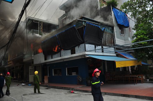 Chủ quán vừa ra ngoài, quán cafe bốc cháy - ảnh 1