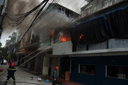 Chủ quán vừa ra ngoài, quán cafe bốc cháy - ảnh 2