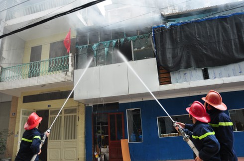 Chủ quán vừa ra ngoài, quán cafe bốc cháy - ảnh 3