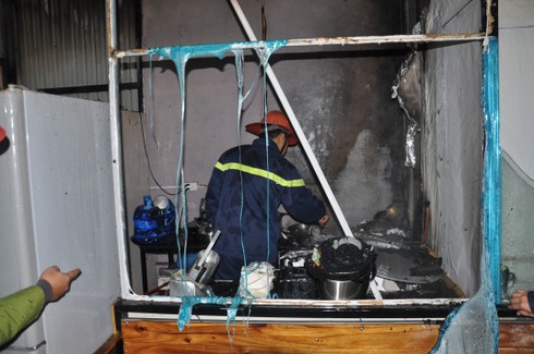 Chủ quán vừa ra ngoài, quán cafe bốc cháy - ảnh 4