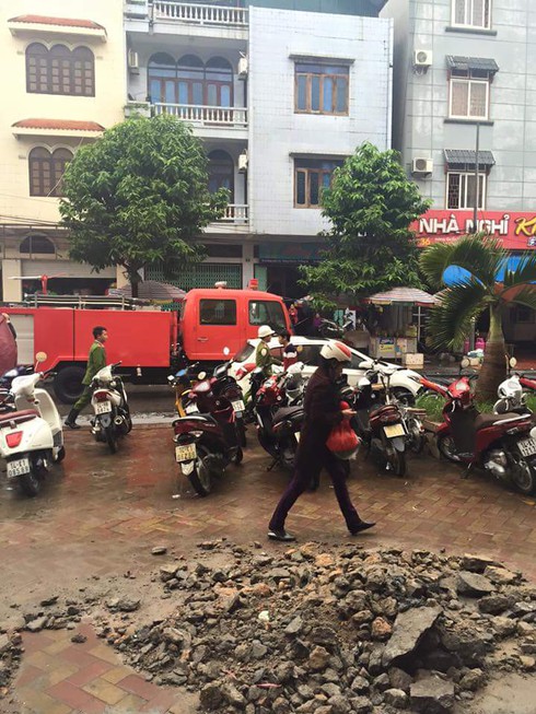 Tiểu thương hốt hoảng vì cháy ki ốt ở chợ Vinh Cơ, Móng Cái - ảnh 2