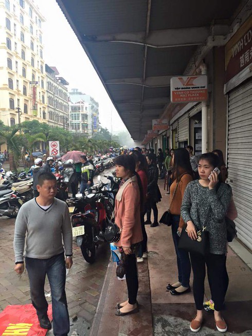 Tiểu thương hốt hoảng vì cháy ki ốt ở chợ Vinh Cơ, Móng Cái - ảnh 3