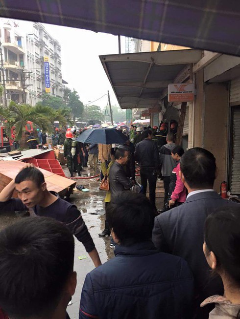 Tiểu thương hốt hoảng vì cháy ki ốt ở chợ Vinh Cơ, Móng Cái - ảnh 4