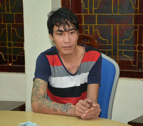 Thanh niên xăm trổ khống chế 2 cháu bé dọa giết - ảnh 2