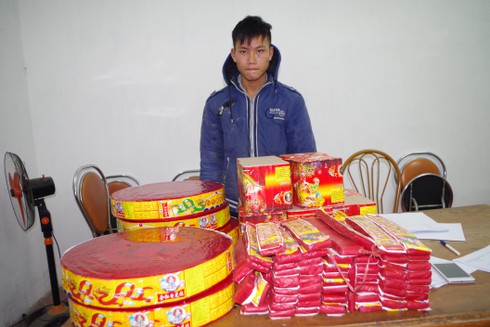 Bắt đối tượng vận chuyển hơn 200 kg pháo từ Trung Quốc vào Việt Nam - ảnh 1