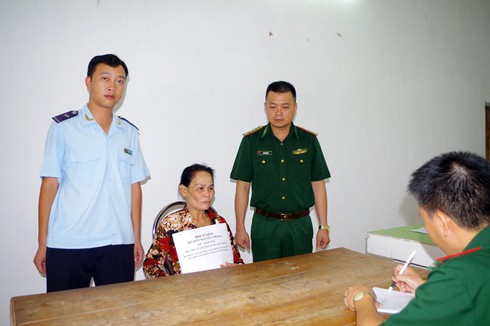 Giấu gần 1 kg ma tuý đá trong đồ chơi vượt biên vào Việt Nam - ảnh 1