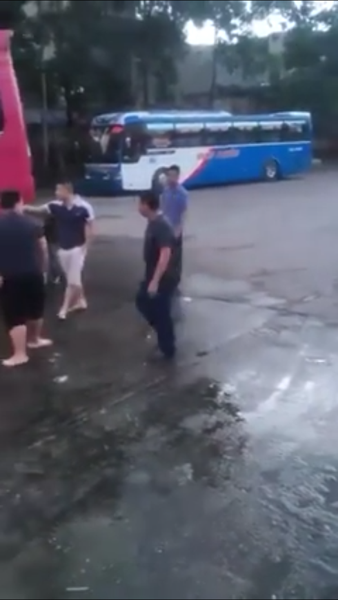 Bắt khẩn cấp nhóm côn đồ đánh, chém gục chủ xe khách - ảnh 1