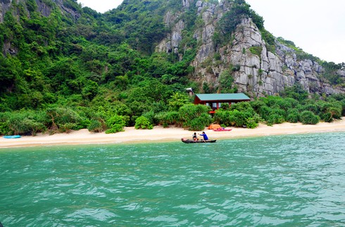 Tự ý xây nhà điều hành trái phép giữa vịnh Hạ Long - ảnh 1