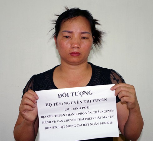Bắt một phụ nữ quấn gần 1,8 kg ma tuý trong người vượt biên vào Việt Nam - ảnh 1