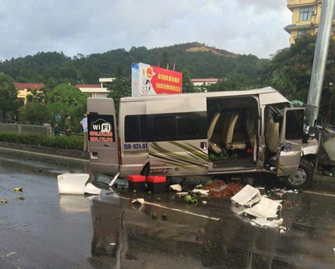 Xe khách lao lên giải phân cách, 8 người thương vong - ảnh 1