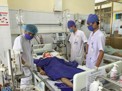 Xe khách lao lên giải phân cách, 8 người thương vong - ảnh 2