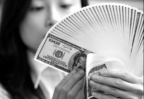 Khan hiếm đô, ngân hàng xui khách ra chợ đen - ảnh 1