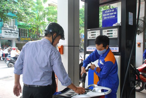 DN xăng dầu kêu lỗ, xin tăng giá - ảnh 1