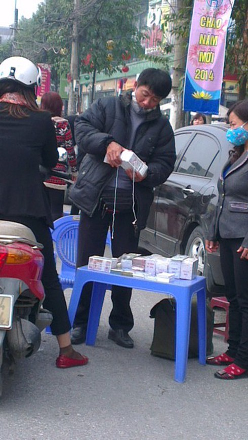 Đổi tiền mới ăn chênh tràn xuống đường ngày Tết - ảnh 1