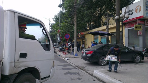 Đổi tiền mới ăn chênh tràn xuống đường ngày Tết - ảnh 6