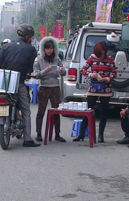 Đổi tiền mới ăn chênh tràn xuống đường ngày Tết - ảnh 2