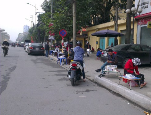 Đổi tiền mới ăn chênh tràn xuống đường ngày Tết - ảnh 3