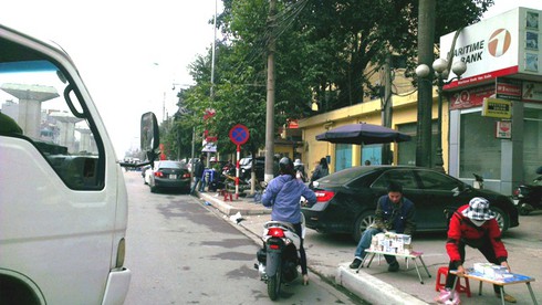 Đổi tiền mới ăn chênh tràn xuống đường ngày Tết - ảnh 4